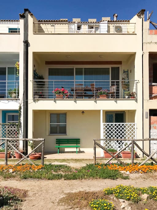Prospetto fronte mare dell'appartamento (quello al piano terra).