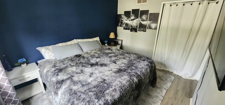 Glavna spavaća soba
Bračni krevet (180x200)
Debeli pokrivač od umjetnog krzna
Kvalitetne plahte (svila ili pamuk)
Možete birati između raznovrsnih jastuka
50" TCL s Google TV-om 