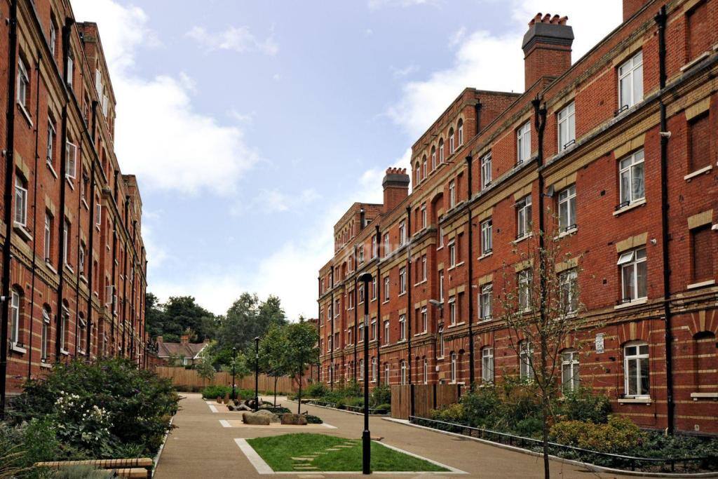 The flat from outside (it's the one on the top floor, on the right!)