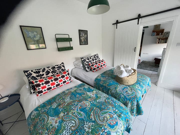 双床房，也可以拼成一张超大双人床 