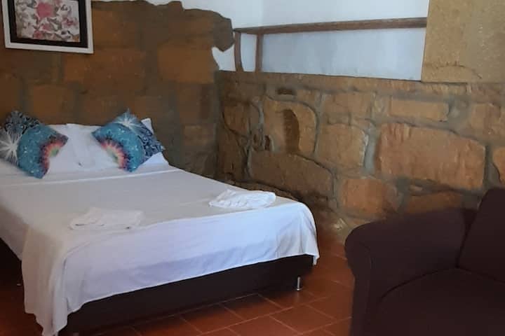 Chumba cha kulala 4. Kitanda cha watu wawili na kitanda cha sofa. Bafu la pamoja na chumba kingine