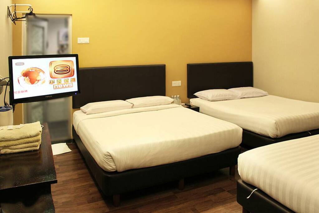 2 Queen + 1 Single Beds