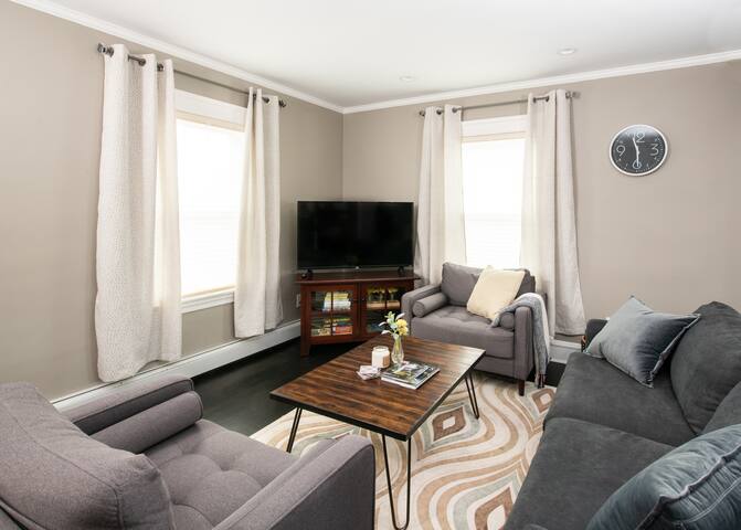 Hilltop House & Cottage, Close to Newport gallery image 2