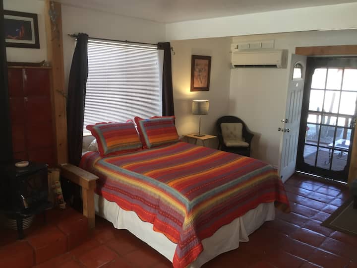 Master bed (queen), high end, memory foam.