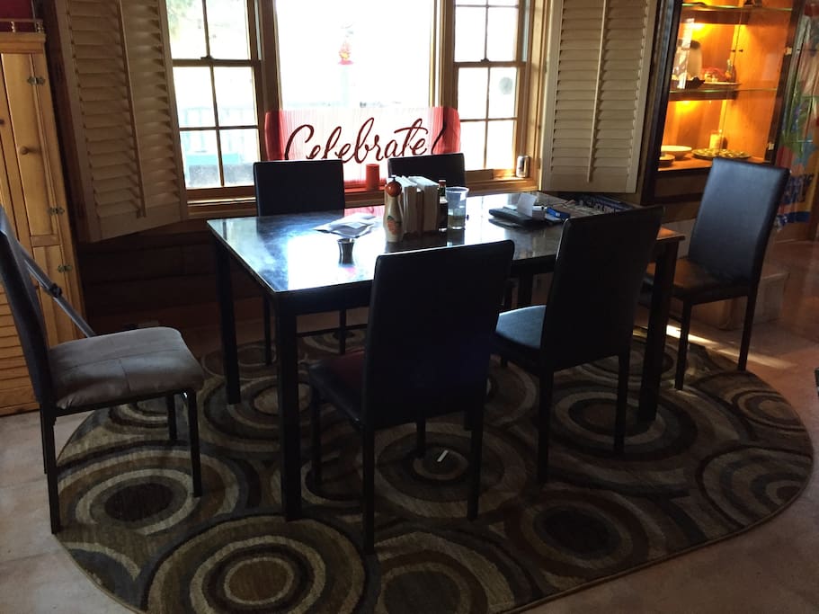 Dining room seats 6 comfortably