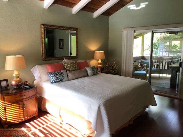 Newley Renovated Master Studio Suite North Shore