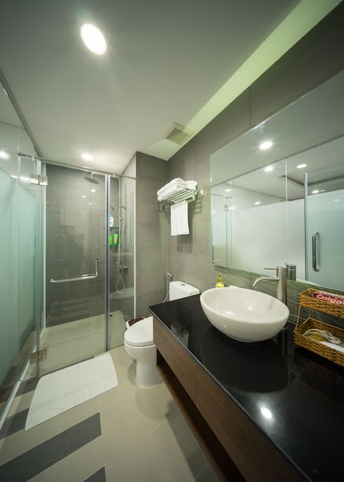Modern and Chic Bathroom