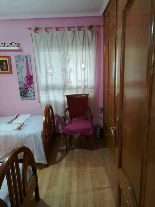 La habitación desde otro ángulo.