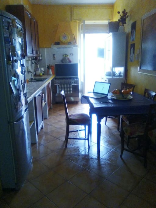 La cucina, grande,pulita,dotata di tutti i comfort. Dietro richiesta dell ospite l host può preparare dei pranzi o delle cene,spuntini con prodotti tipicamente sardi.