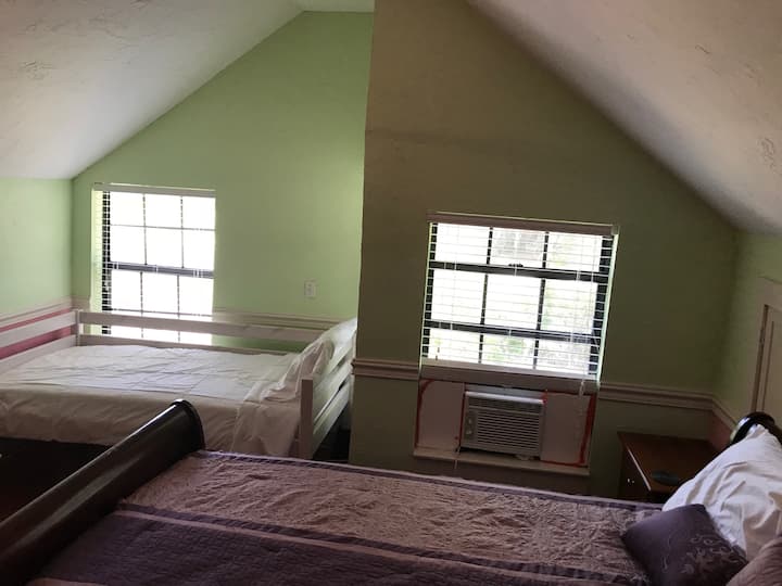 كوين في الطابق العلوي مع سرير مزدوج في ألكوف