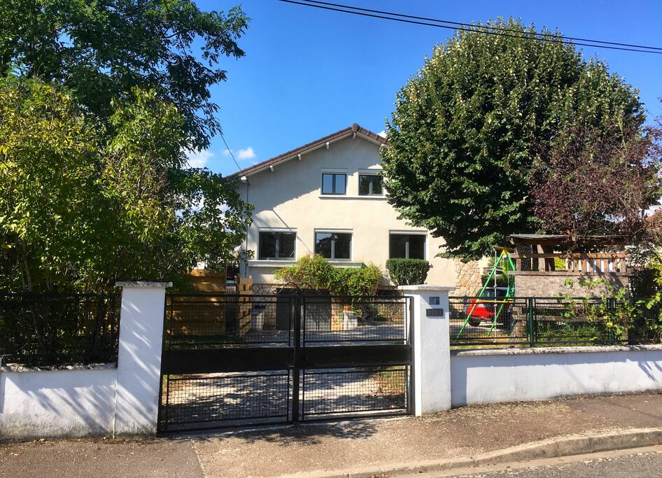 Maison avec cours fermée