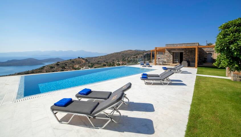 Mountain and Private Beach VILLA EAGLE 2-10 pers.