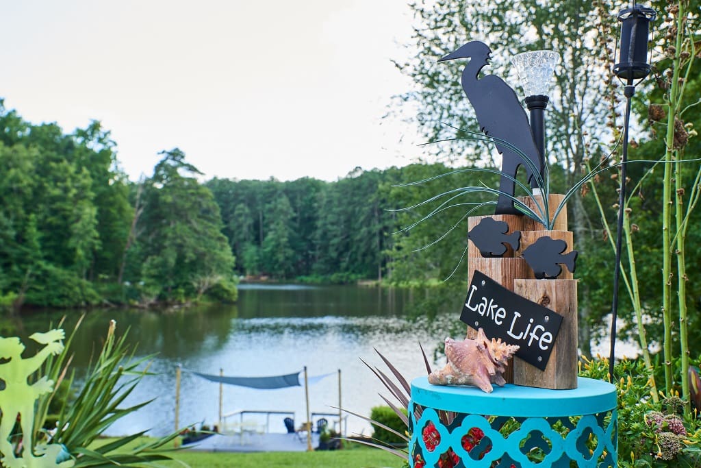 Welcome to your perfect lakeside getaway!