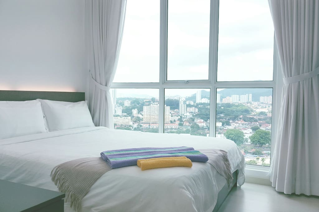 Master room, queen bed with luxury quilt cover set. Nice sea view and city view.