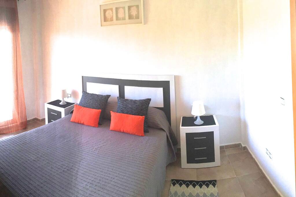 Dormitorio de matrimonio con cama de 1,50 de colchón de gran confort, con baño y terraza exterior que da a jardín. Maravillosas puestas de sol desde la terraza.