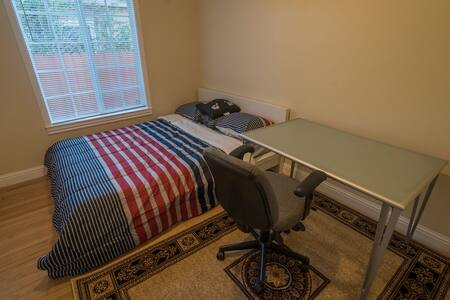 Cozy Queen Bedroom next to Bay Fair Bart "Room A"