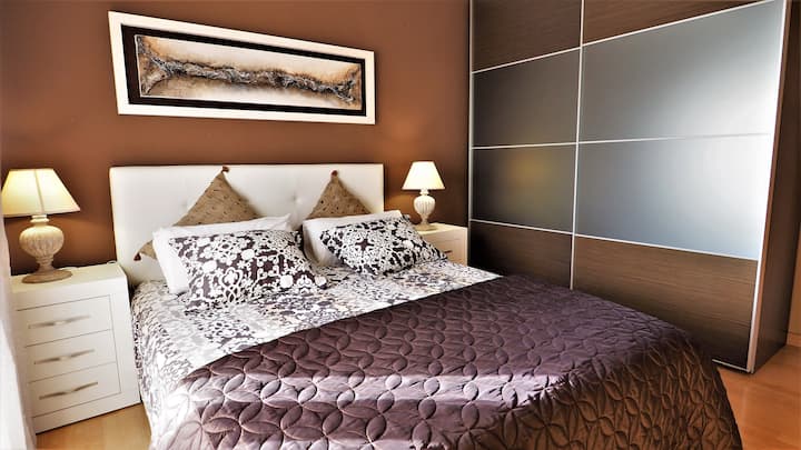 חדר שינה I:
מיטה זוגית אחת (קווין סייז), מלתחה, נוף לים