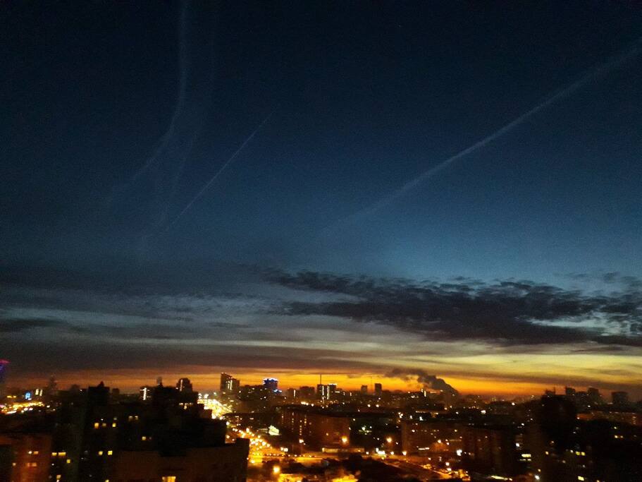 Вид из окна в ночное время.