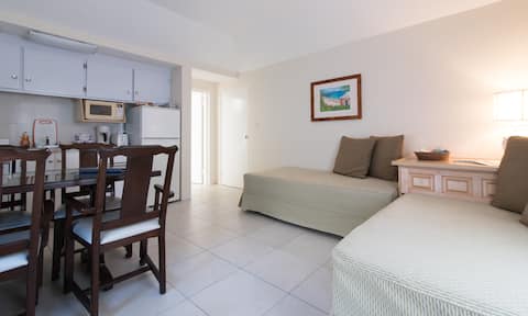 Clairfont Guest Apartments (Apt. 6) Near Beaches