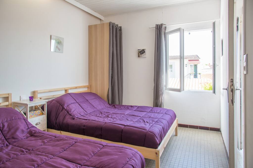 La chambre est équipée d'une literie confortable.