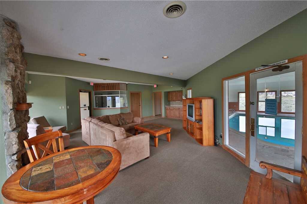 SUMMIT_AMENITY_LG0003