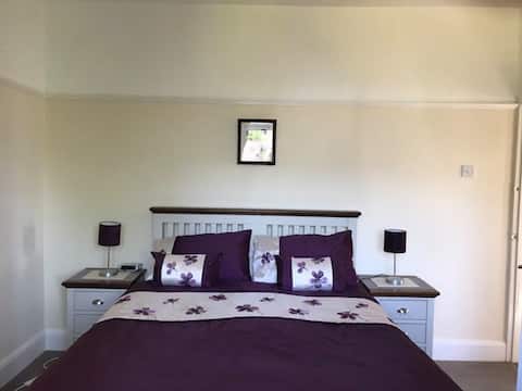Attractive large double bedroom in friendly house