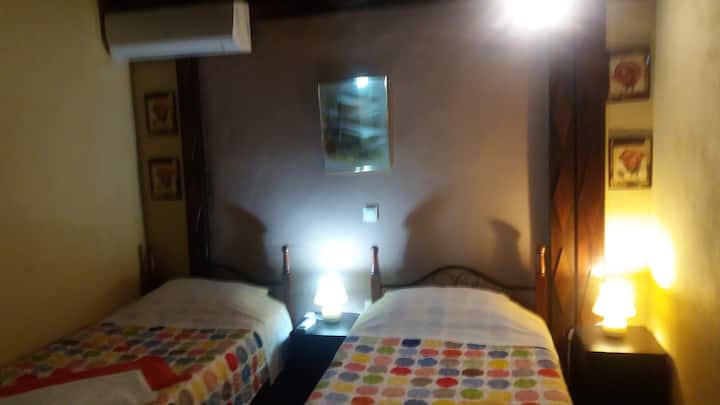 Nuevo dormitorio doble con baño privado con otra vista