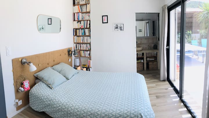 спалня 1 легло на приземния етаж 160 см (с душ кабина)