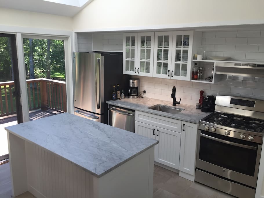Beautiful, fully equipped, modern gourmet kitchen