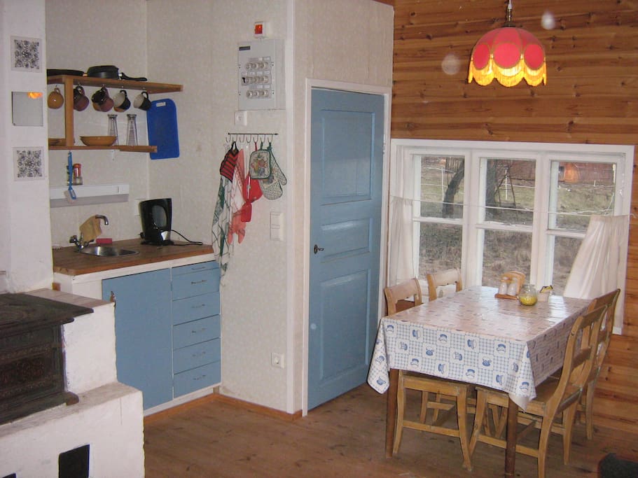 Kitchen tabel and sink