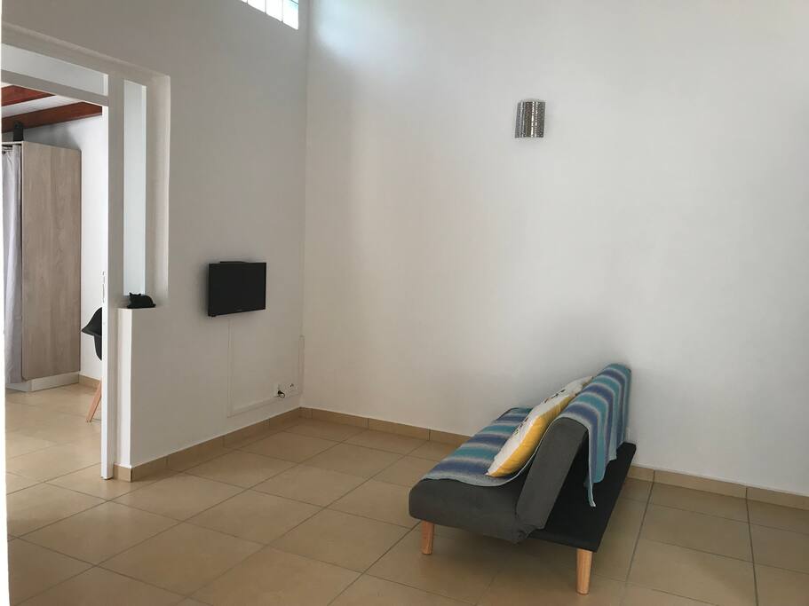 Un salon équipé avec wifi ,télé et de sur quoi un deuxième couchage(clic-clak )