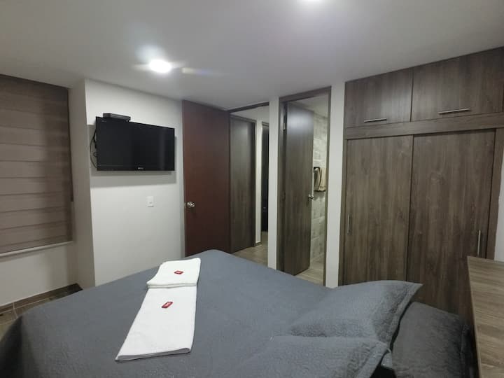 ห้องหลักพร้อมทีวีและห้องน้ำส่วนตัว