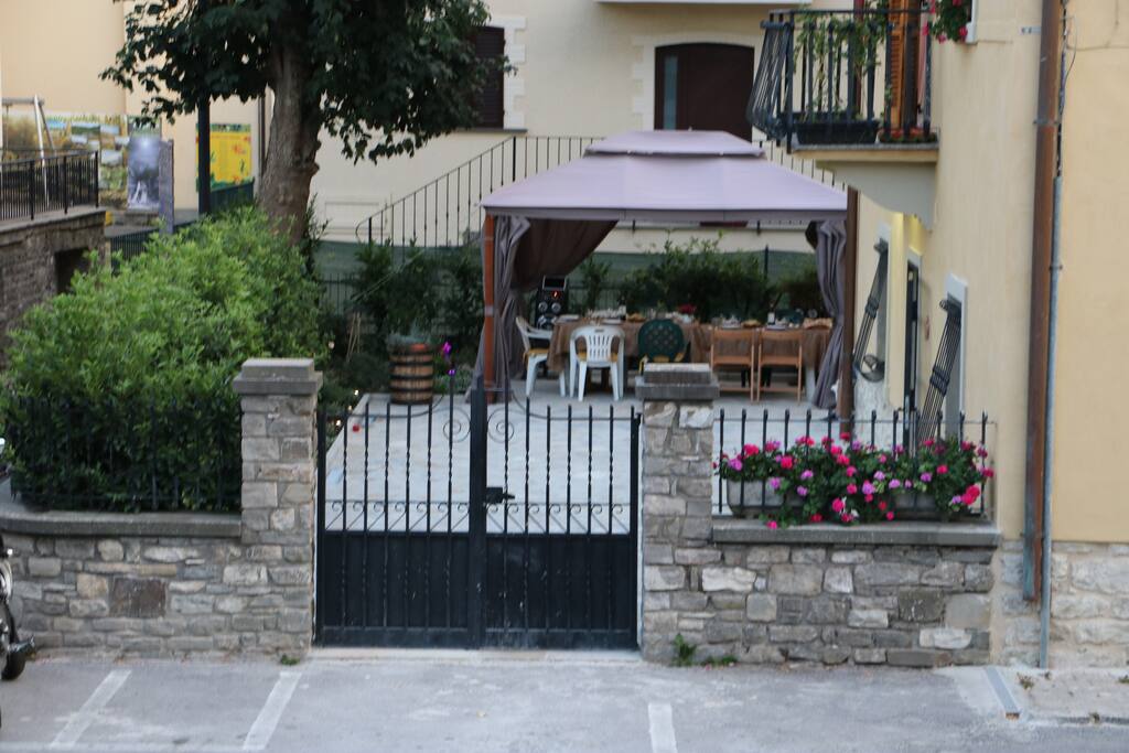 Ingresso resede e taverna