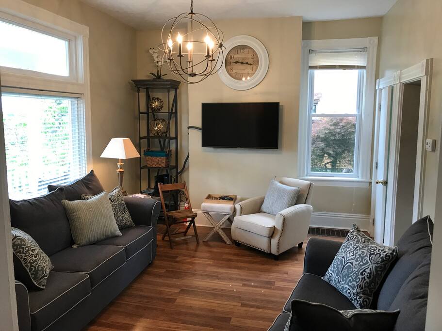 Living room with Flat screen APple TV-NetFlix Ready, Basic local cable, WIFI, wireless printer on bookshelf for your convenience.
