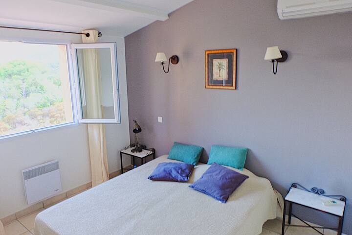 dhoma e dytë e gjumit me ajër të kondicionuar - në dysheme
Pamje nga deti dhe shkurre