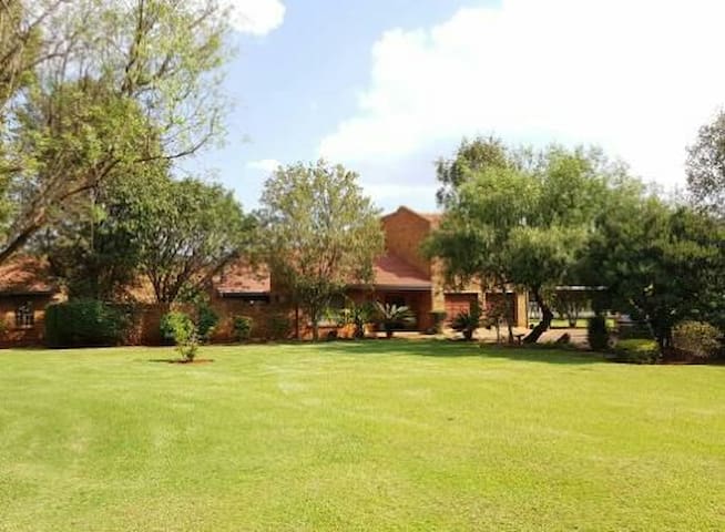 Wanderland Country Estate. Owl Room : 1 Double bed