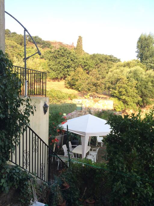 Une terasse avec une table et des chaises de jardin abrités