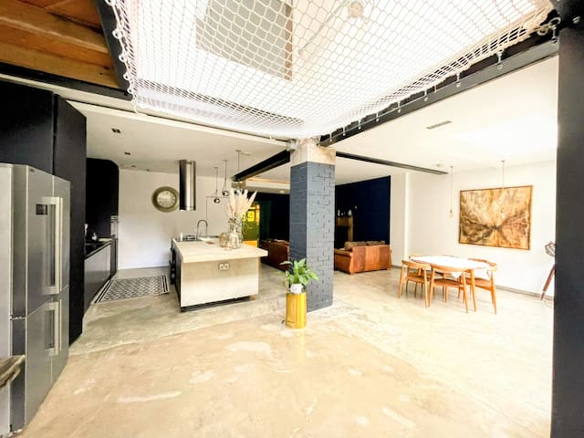 Huge 8 bed – Sleeps 26 – 25 mins to Central London