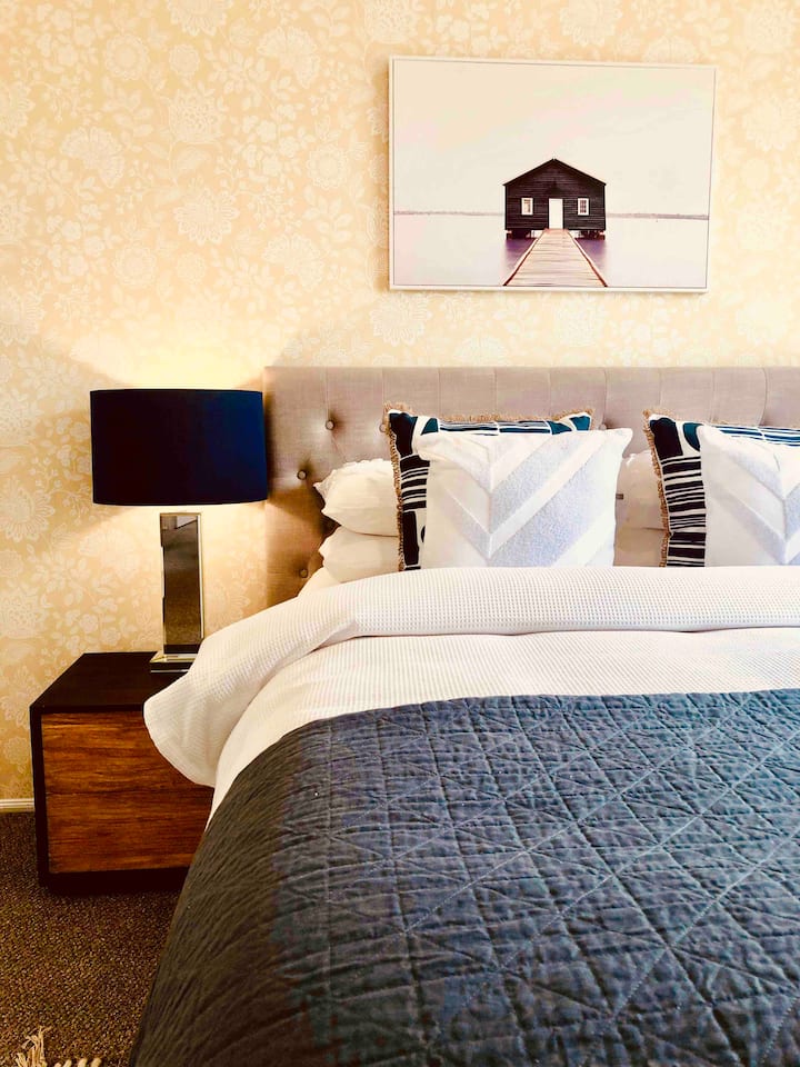 ห้องนอนใหญ่พร้อมพื้นที่นั่งเล่นเสื้อคลุมและห้องน้ำในตัว 