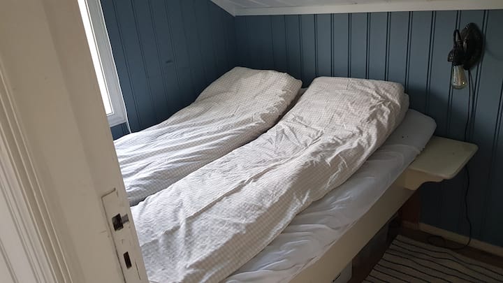 Dormitorio con cama matrimonial pequeña