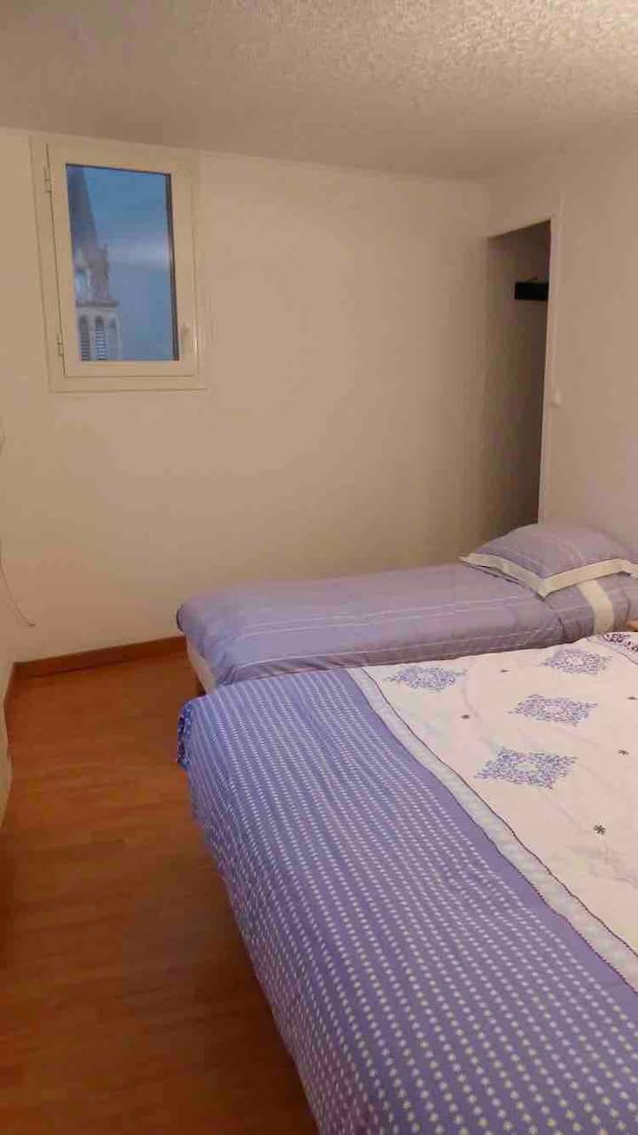 Katika fleti maradufu, chumba kikubwa cha vyumba 3 vya kulala kilicho na chumba cha kulala