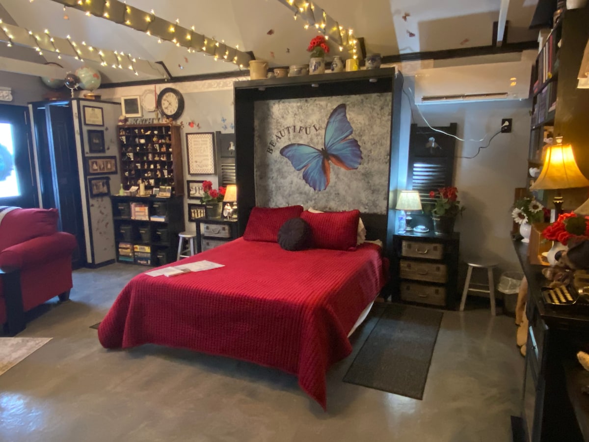 Kitanda cha Malkia Murphy ambacho kinaweza kukunjwa ili kupata nafasi zaidi. Utalala vizuri na godoro la Mto wangu!