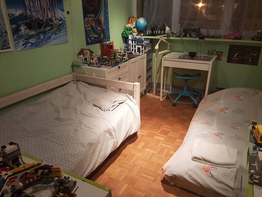 Small green room (9m2) for 1 or 2 persons. Chambre verte