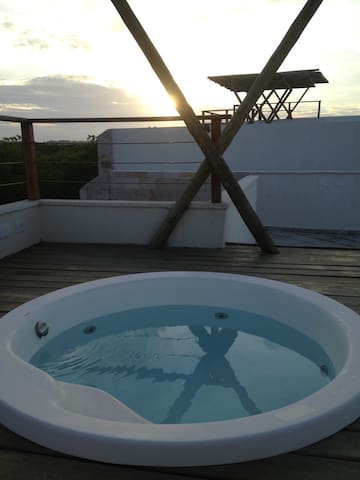 Beautiful 2 bed apartment private rooftop jacuzzi