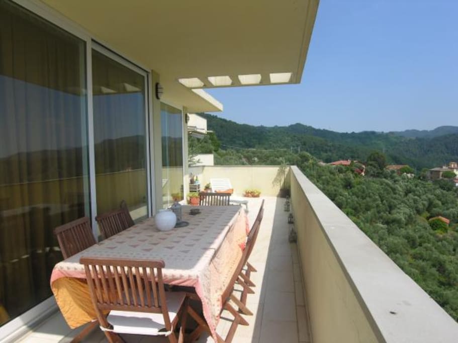 Terrazza con vista su collina e mare