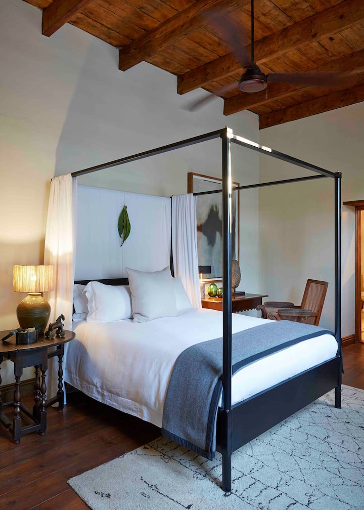 Camera da letto 1:  il letto a baldacchino queen-size è composto da lenzuola, piumini e piumini italiani al 100%, nonché coperte in cashmere per l'inverno. 