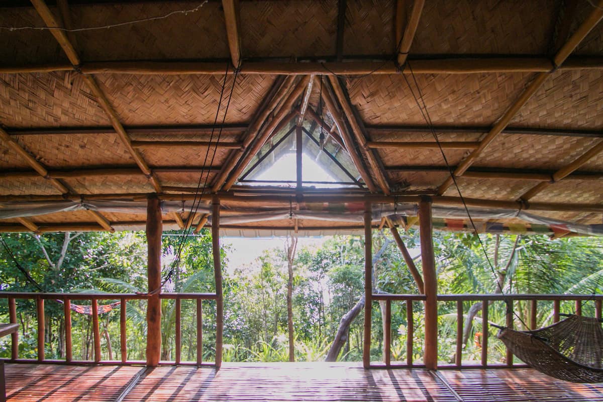 Airbnb Hut with high ceiling 