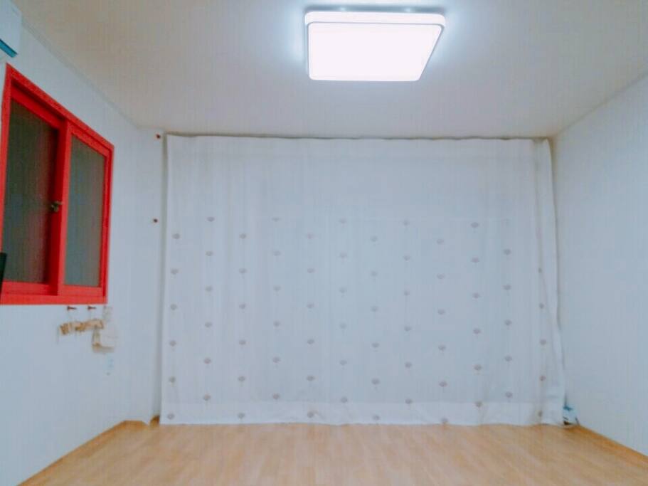 #10평대의 넓고 쾌적한 환경을 자랑하는 소돌댁네 민박입니다.
최대8명까지 수용가능합니다
#It is a lodging house with a spacious and comfortable environment with a floor space of 33.057851 m2.
We can accommodate up to eight people