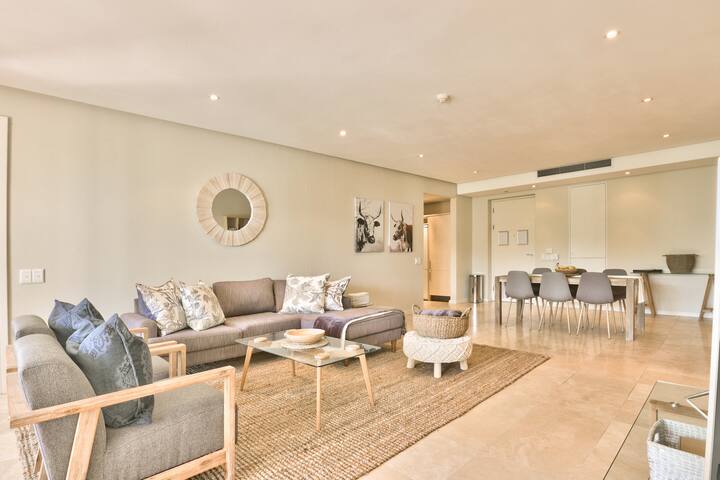 Elegant V&A Waterfront Canal Apartment gallery image 5