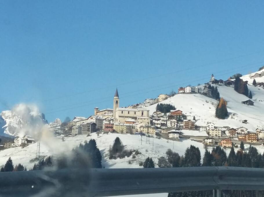 Candide in inverno, in risalto il campanile della Chiesa di Santa Maria Assunta.